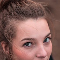 Illustratief portret van Kenza Jacquet bij een klantervaring